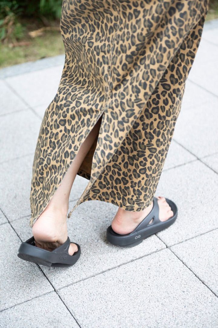 ほどよいスリットで後ろ姿も女っぽく