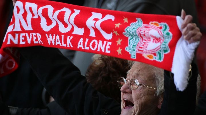 「えっ…ダサくね？」来日中の世界的名門クラブ、バスが“やばい”と話題に