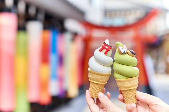 「伏見稲荷ソフトクリーム（アイシングクッキー1個付き）」 バニラ・抹茶各500円 アイシングクッキーの追加は1個につき150円