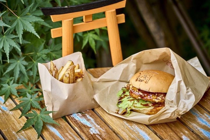 「グリルチキンバーガー スパイシーソース」700円 「国産ポテトM」300円