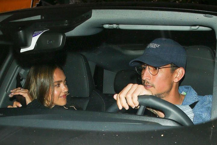 7月23日、レストランでディナー後に車に乗り込んだジェシカ・アルバとダニー・ラミレス。