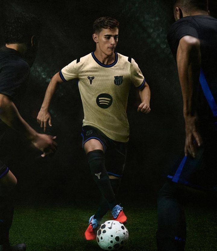 スペインの名門がユニフォームで「伝説のNBAスター選手」とコラボ！エンブレムは“真っ黒な蛇柄”に