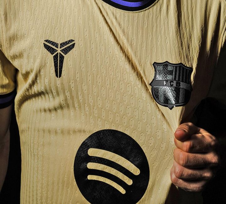 スペインの名門がユニフォームで「伝説のNBAスター選手」とコラボ！エンブレムは“真っ黒な蛇柄”に