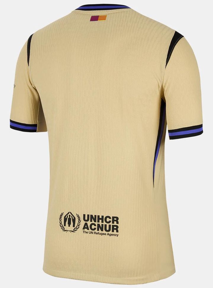 スペインの名門がユニフォームで「伝説のNBAスター選手」とコラボ！エンブレムは“真っ黒な蛇柄”に