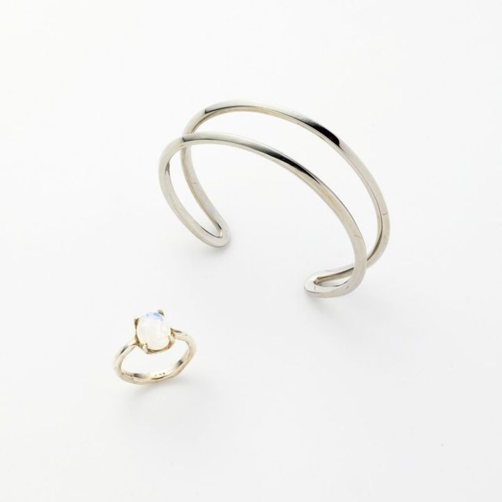 バングル2万900円（スティールジュニック） リング2万2000円（tsugumi iwamoto／ともにロードス）