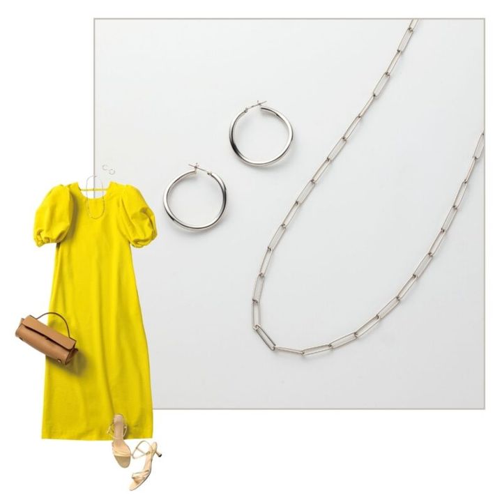 ネックレス4万9500円、ピアス3万7400円（ともにマリハ） ワンピース6万7100円（フミエタナカ／ドール） バッグ3万6300円（ロリステッラ／ピモンテ） サンダル1万3200円（アンタイトル） 