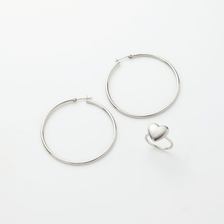 ピアス4万2900円、リング3万5200円（ともにマリハ）