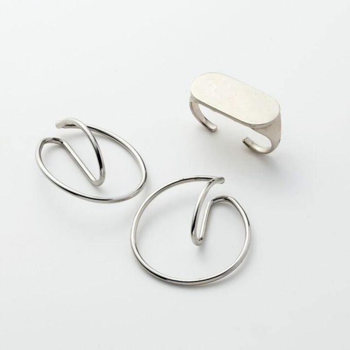 ピアス3850円（ヘンカ／ロードス） リング4万9500円（リューク）