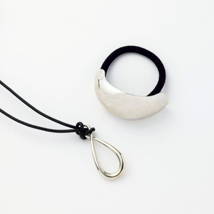 ネックレス7920円（アンタイトル） ヘアゴム2530円（Filigran／ロードス）