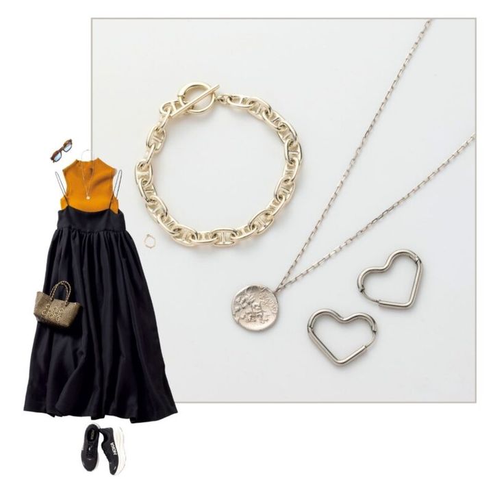 コインネックレス2万8600円（マリハ） ピアス3850円（ieLS／ロードス） ブレスレット4万9500円（リューク） ワンピース4万6200円（ウーア／シップス インフォメーションセンター） トップス2万3100円（ナイスナイスモーメント／ショールームリンクス） かごバッグ5390円（ディミヌティーボ／エリオポール代官山） スニーカー2万4200円（ホカ／デッカーズジャパン） サングラス2万7500円（ブリース／フラッパーズ） 