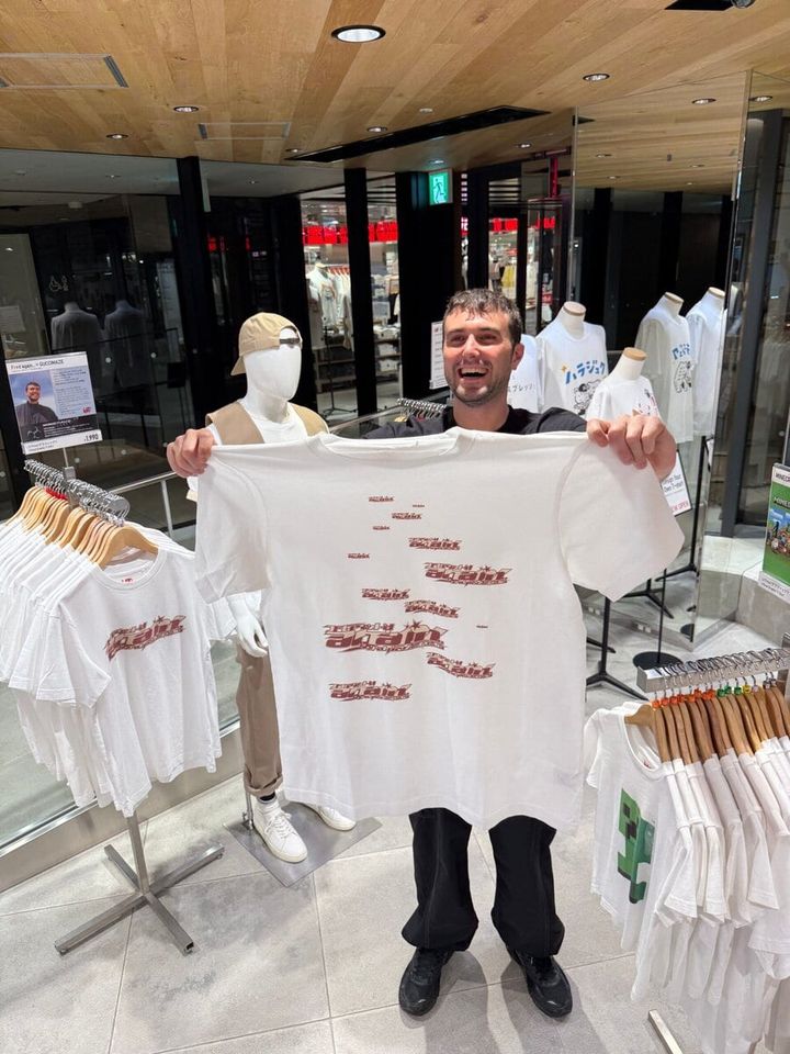 先週末に開催された音楽フェスへの出演をきっかけに初来日をしたFred again..。フェス翌日には本人がユニクロ原宿店を訪問し、自分だけのオリジナルTシャツを作成。本来は見ることができないTシャツプリントの現場の見学。