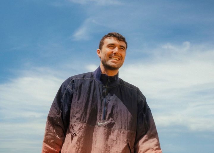 イギリスの今を代表するアーティスト Fred again..の初来日を記念して期間限定のコレボレーションが実現。スタンプデザインは世界の名だたるアーティストのグラフィックを手掛ける日本人クリエイティブディレクターGUCCIMAZE。販売期間わずか1ヵ月の限定コラボレーションとなっている。