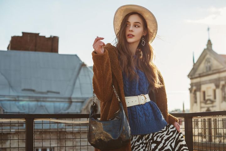 ホーボーバッグを持ったおしゃれな女性