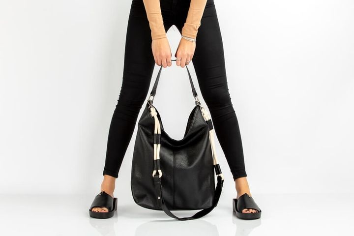 黒い大きめサイズのホーボーバッグ