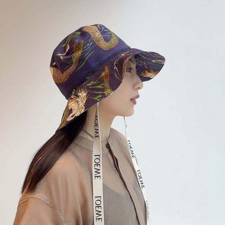 ロエベのハットをかぶる女性