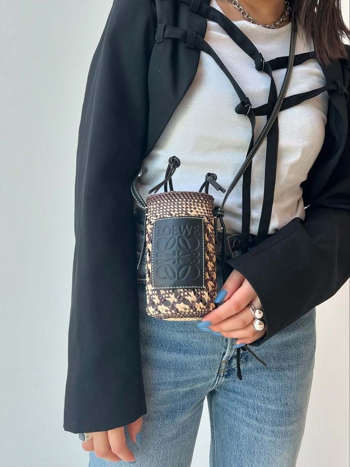 ロエベのシリンダーポケットを身に着ける女性