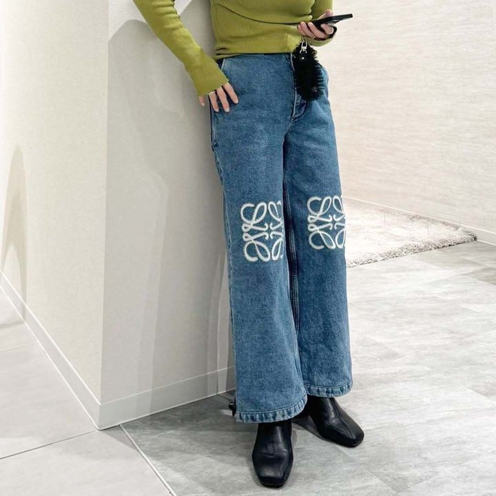 ロエベのデニムを履く女性