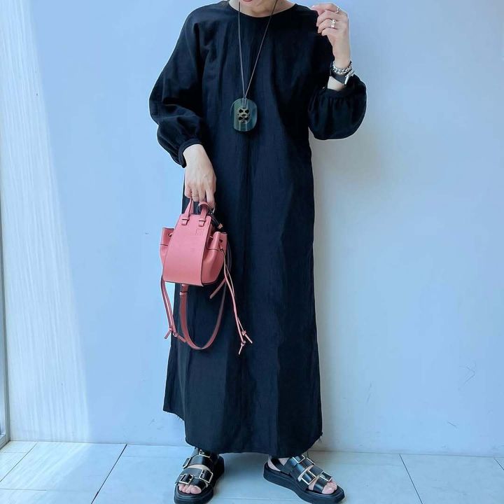 ロエベのハンモックを持つ女性