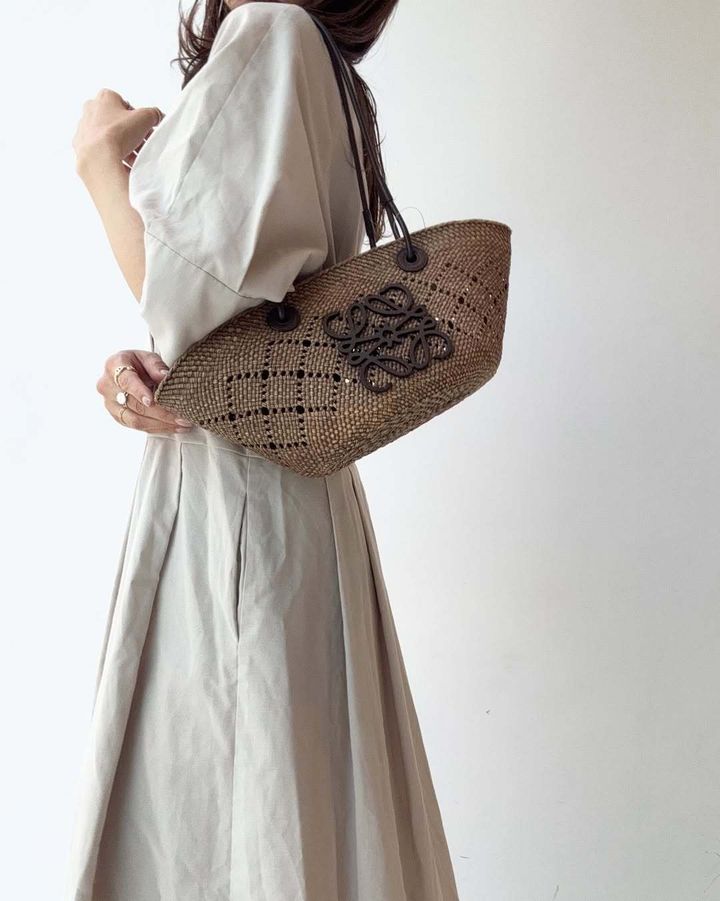 ロエベのかごバッグを持った女性