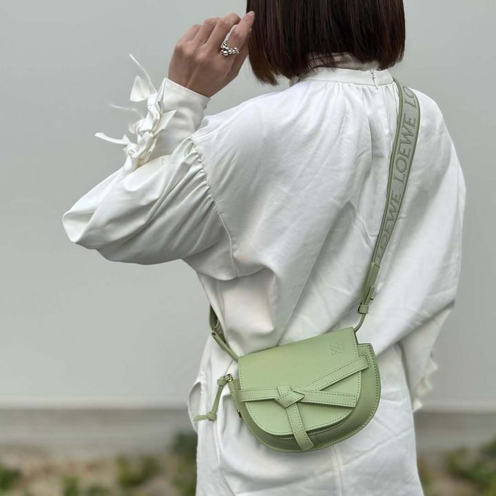 ロエベのゲートバッグを身に着ける女性