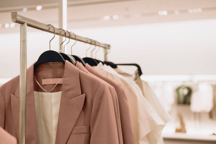 ハンガーに掛けられたくすみピンクのジャケット