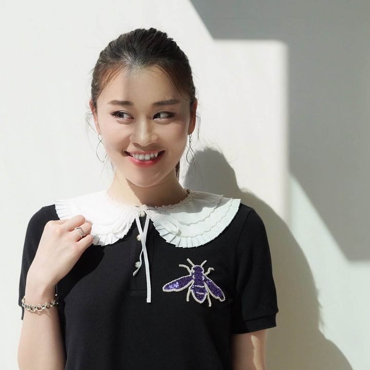 バレエコアなトップスを着た女性