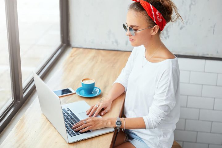 パソコンで情報収集する女性