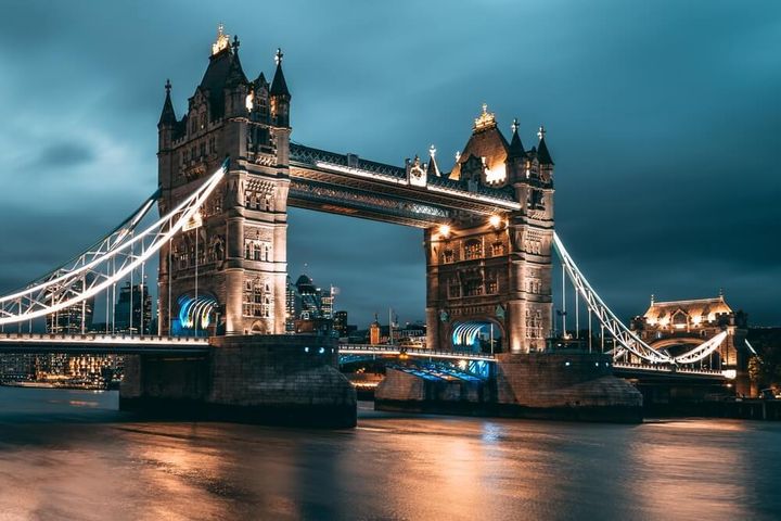 ライトアップされたロンドンのタワーブリッジ