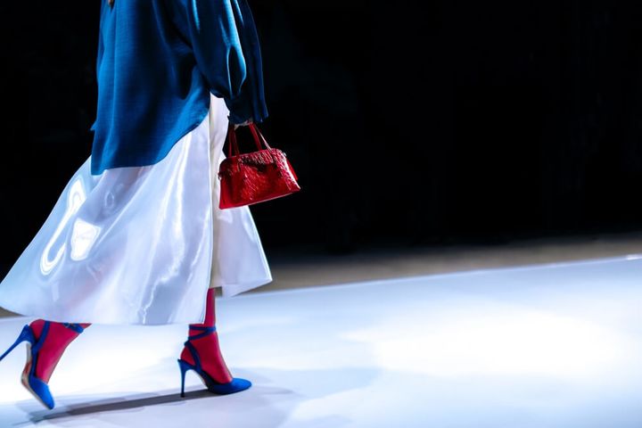 ランウェイを歩く女性