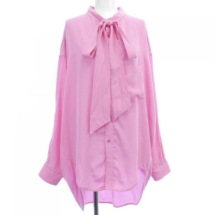 バレンシアガのピンクのシャツ