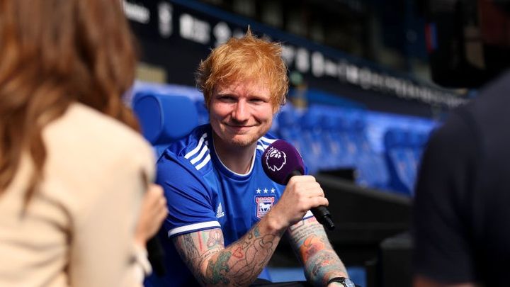 生放送中に尻丸出し…エド・シーラン支援の名門クラブで起きた珍事件にイギリス中が爆笑