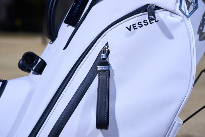 高級感と機能性がバツグン！プロから信頼の厚いキャディバッグに新モデル登場