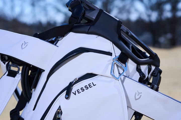 高級感と機能性がバツグン！プロから信頼の厚いキャディバッグに新モデル登場