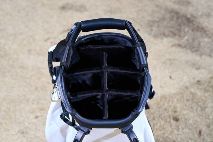 高級感と機能性がバツグン！プロから信頼の厚いキャディバッグに新モデル登場