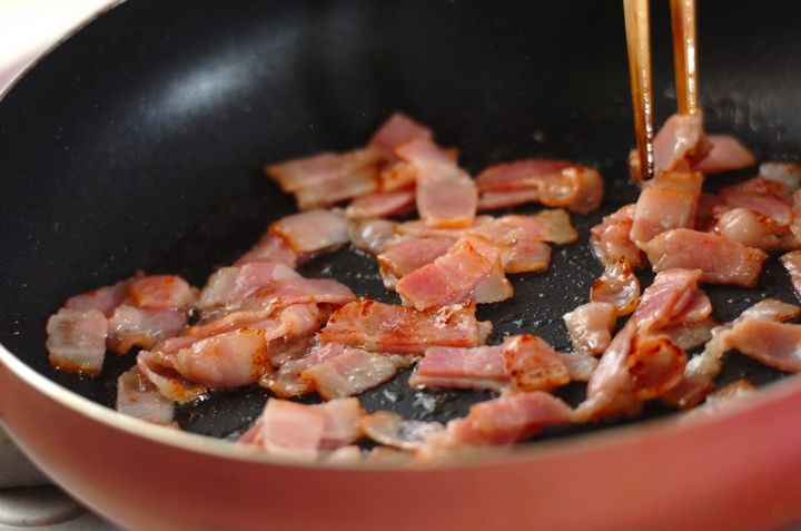 ベーコンの旨味！シンプルがいちばん基本のトマトソースパスタの作り方1