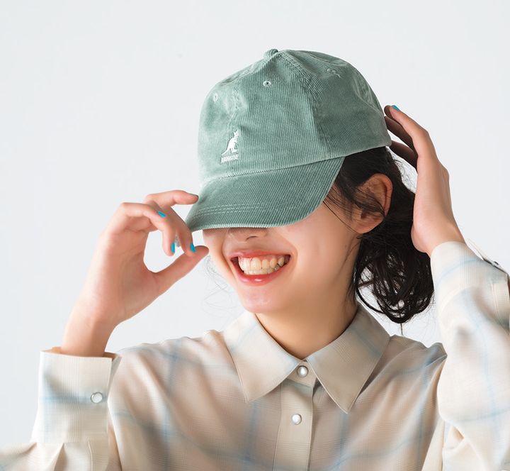 どこかレトロなムードが漂うコーデュロイ生地のキャップ