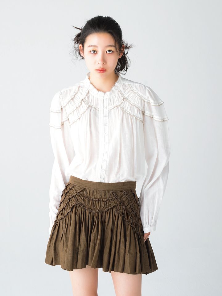 濃いオリーブグリーンが何とも上品なスカート