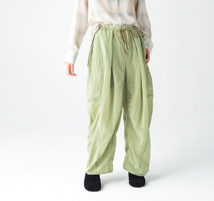 ルーズなシルエットではきやすい、軽快なシャカシャカパンツ