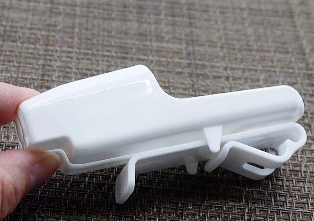 ダイソーのボトルスポンジホルダー ホワイト1