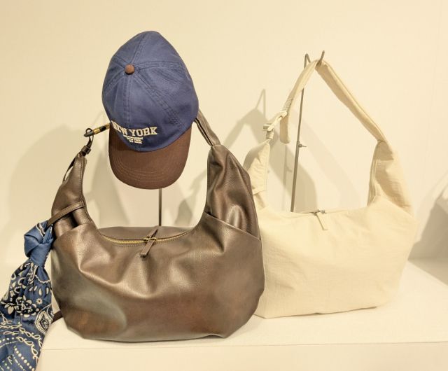 白のソフトナイロンコクーンショルダーバッグとブラウンのコクーンショルダーバッグ