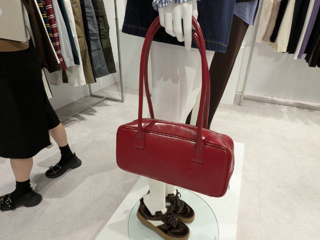 赤のワイドボストンバッグ