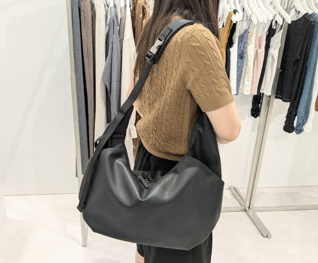 コクーンショルダーバッグをかけている