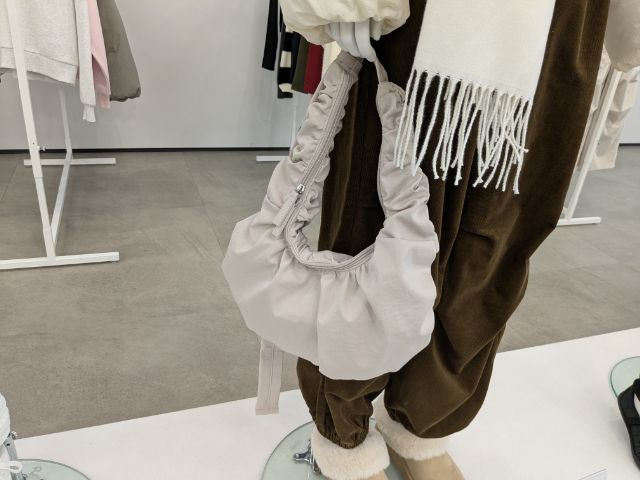 白のダンプリングバッグ