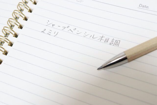 セリアのシャープペンシル 木目調2