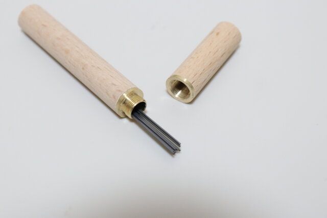 セリアの木製シャーペン芯ケース 芯10本入2