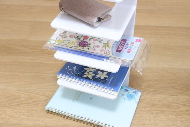 ダイソーのブックエンド（4つ仕切り、WH）5