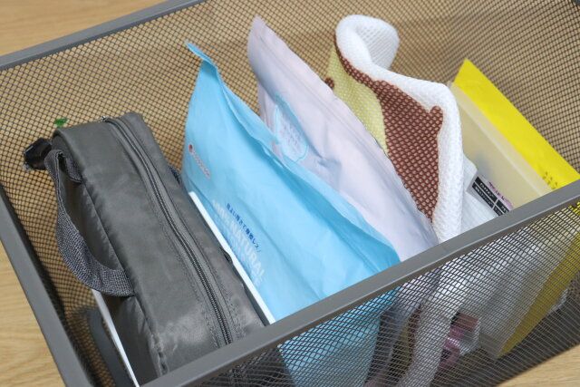 ダイソーのブックエンド（4つ仕切り、WH）4