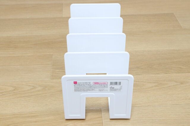 ダイソーのブックエンド（4つ仕切り、WH）1
