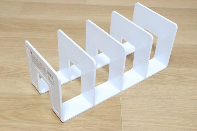 ダイソーのブックエンド（4つ仕切り、WH）2