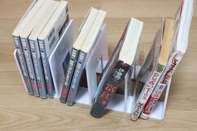 ダイソーのブックエンド（4つ仕切り、WH）3